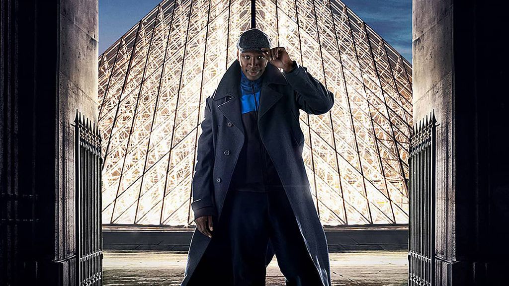 Lupin standing in front of the Louvre in Paris.