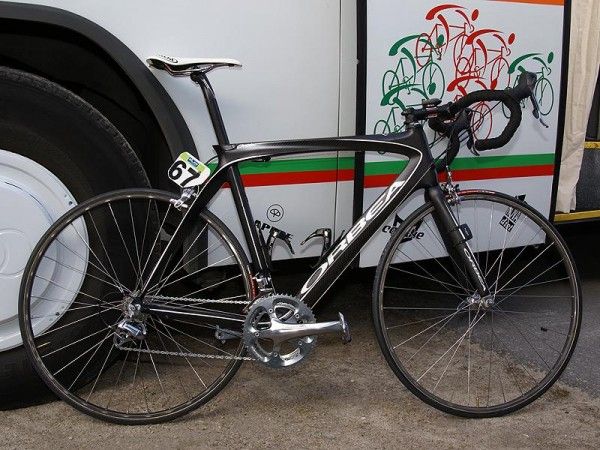 Euskaltel-Euskadi riders hit the cobbles on new '09 Orbea Orcas.