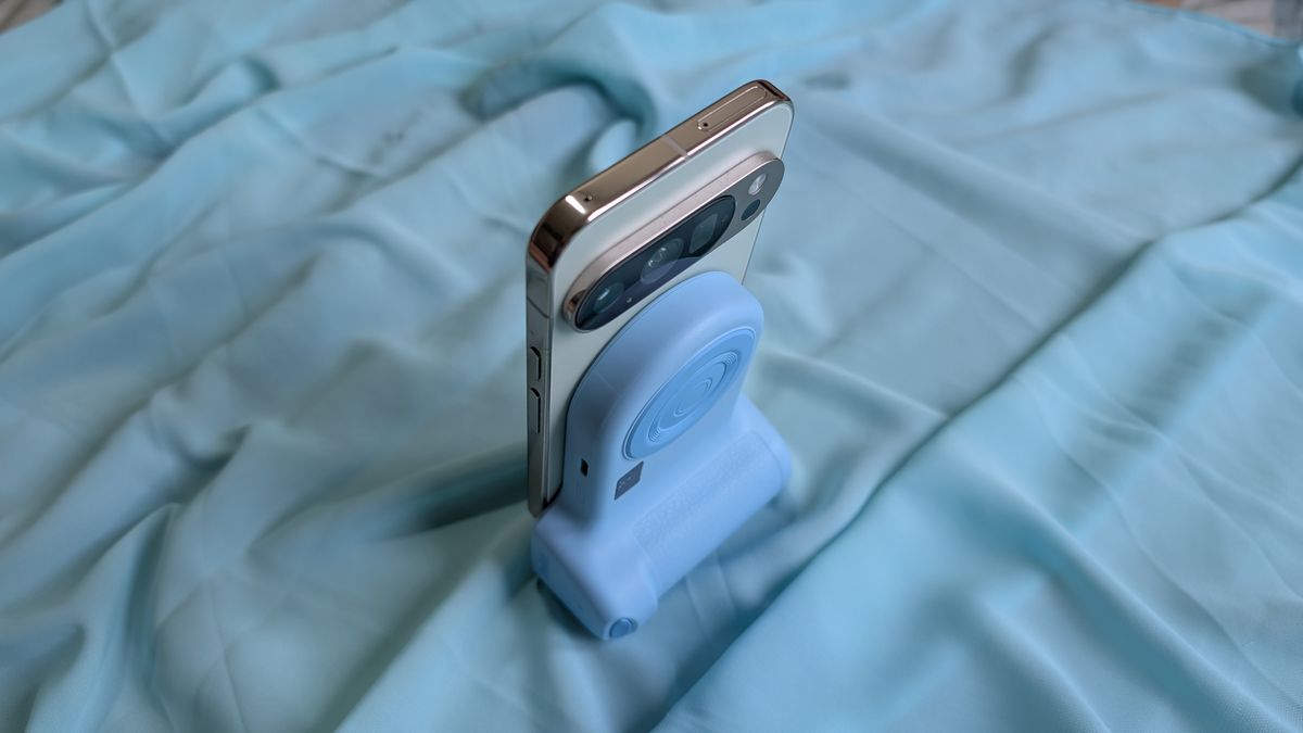 Belkin Stage PowerGrip power bank stand