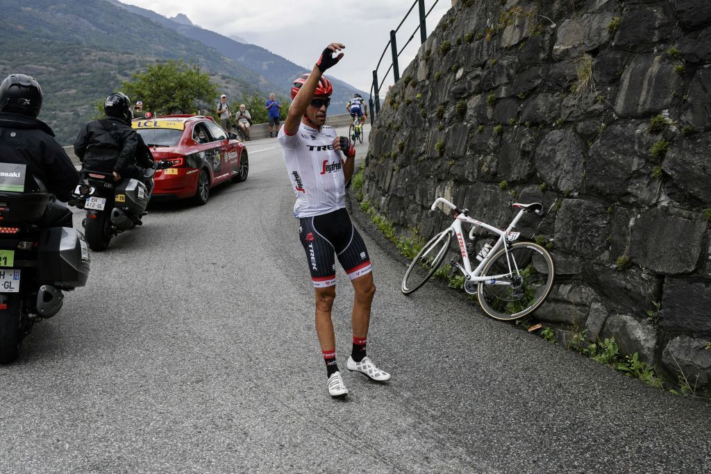 Alberto Contador (Trek-Segafredo) needed a bike change before the Col du Telegraph