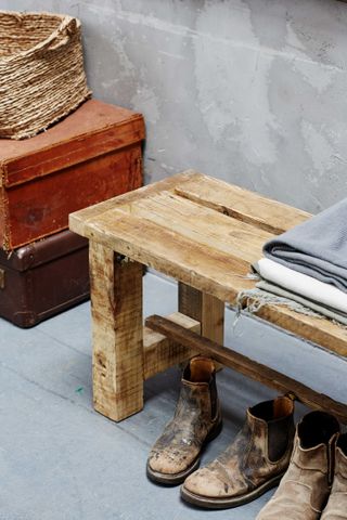 how to build a pallet bench: furniture