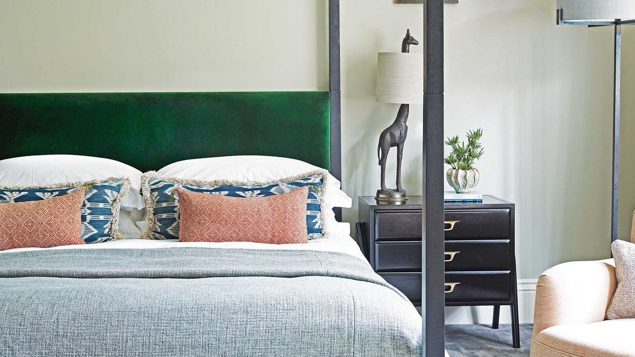 bedroom with four poster bed and chest of drawers