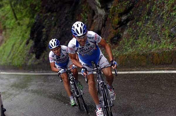 Jose Rujano gets a tow in the tough conditions of stage 13