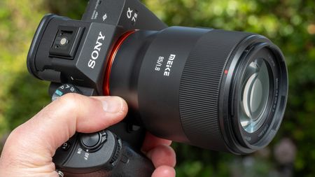 Meike AF 85mm f/1.8 SE II product shot