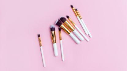 how to apply make-up: makeup brushes