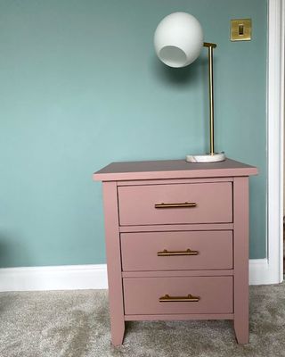 room with pink drawer and lamp
