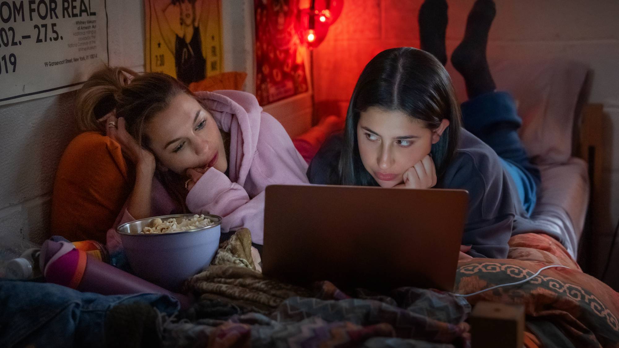 (L-R) کلویی ایست در نقش سلست و سادی سندلر در نقش دوون "هم اتاقی ها" در نتفلیکس