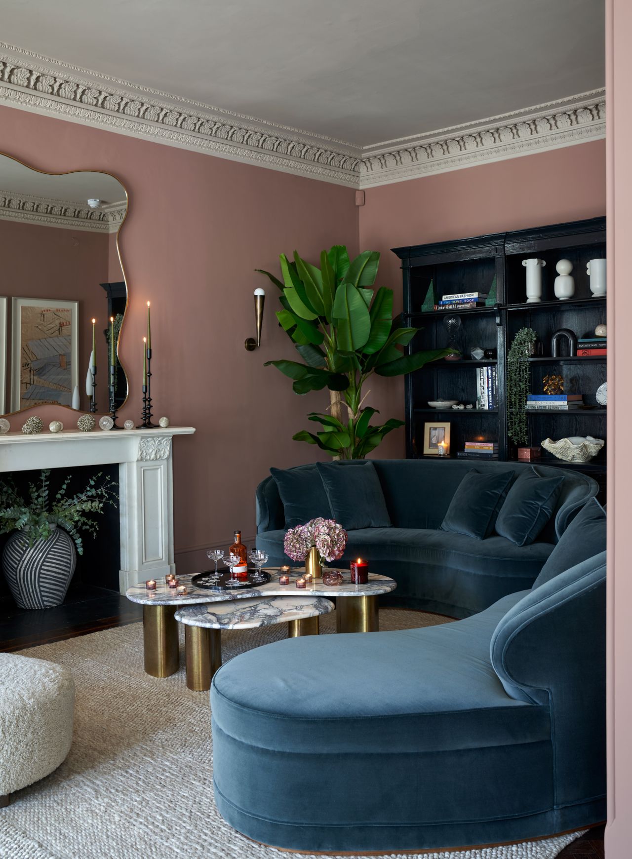 Colors that go with navy blue in a decorating scheme | Livingetc