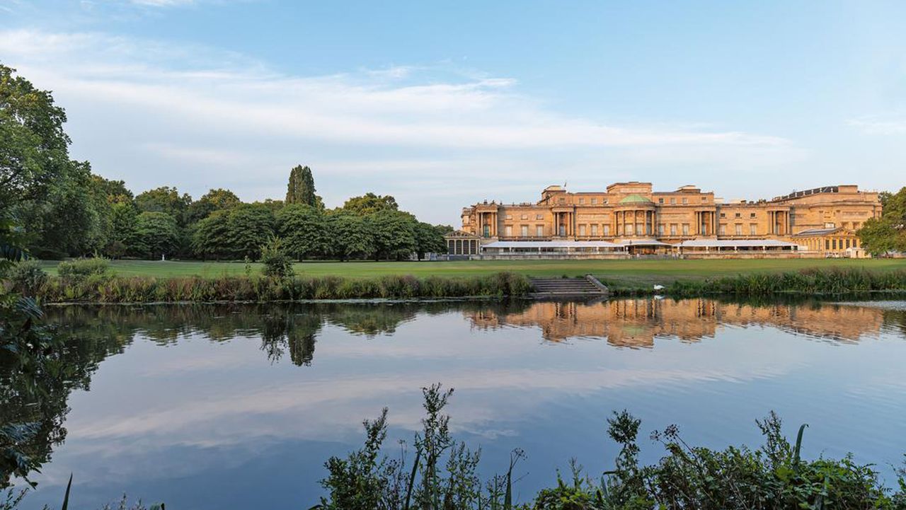 Buckingham Palace gardens lake