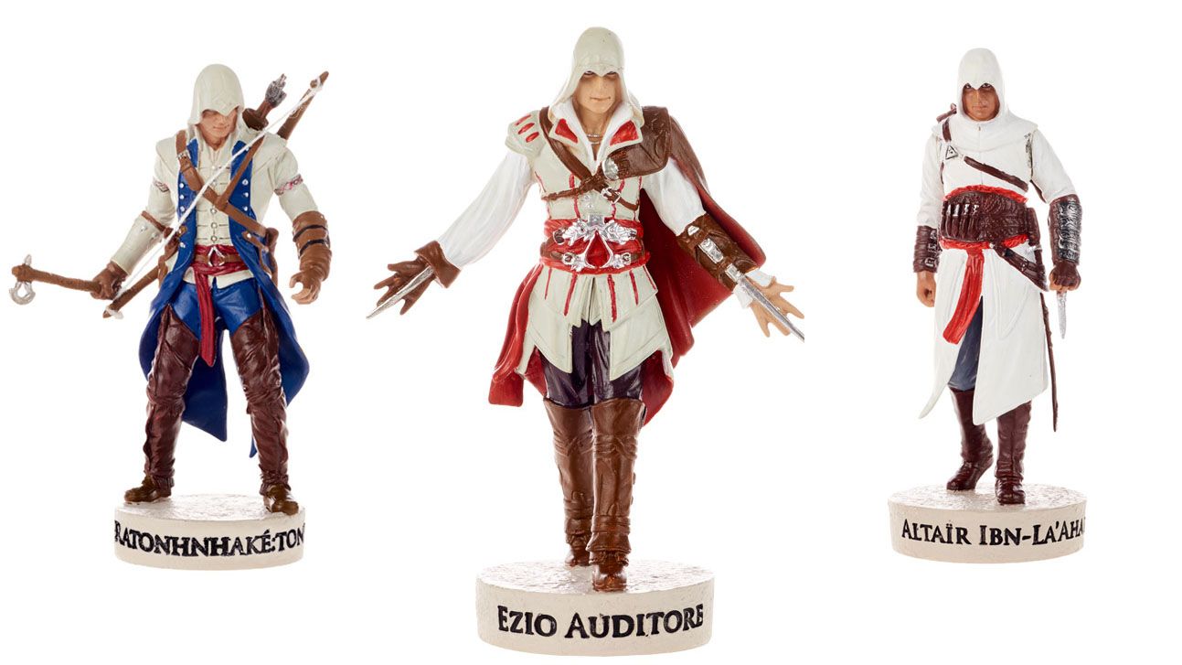 Ассасин предметы. Фигурки ассасин Крид. Assassins Creed the Official Figurine collection. Сборная модель Assassins. Эцио Аудиторе костюм дворянина.