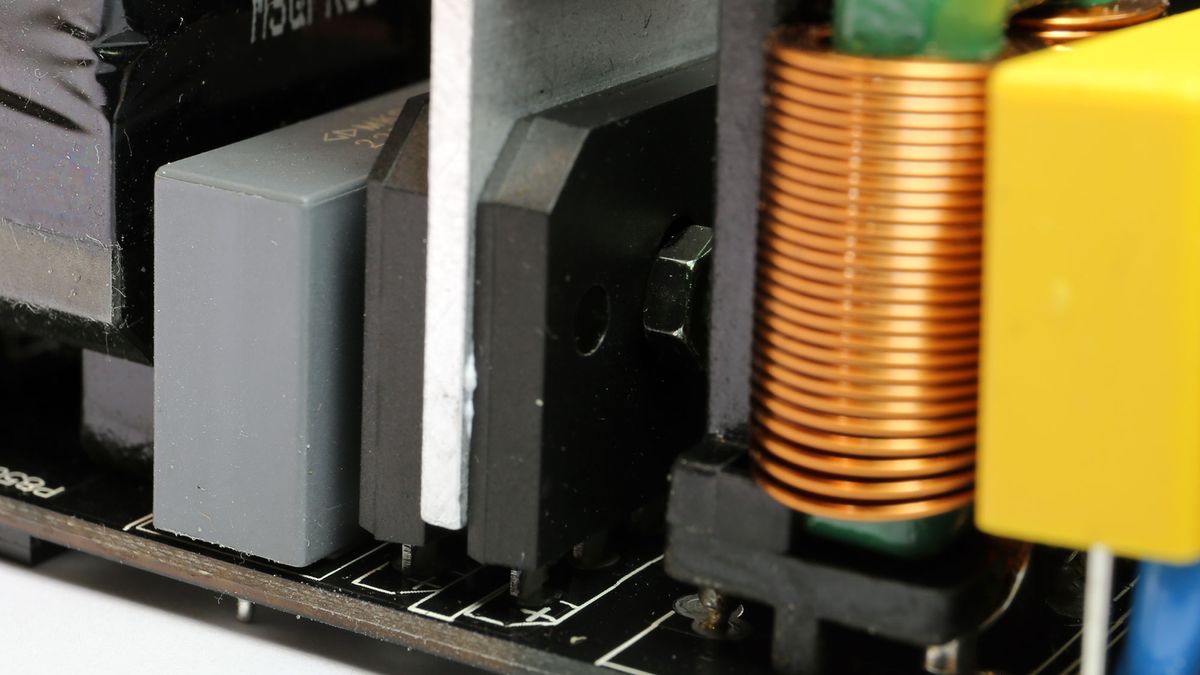 Gigabyte UD750GM
