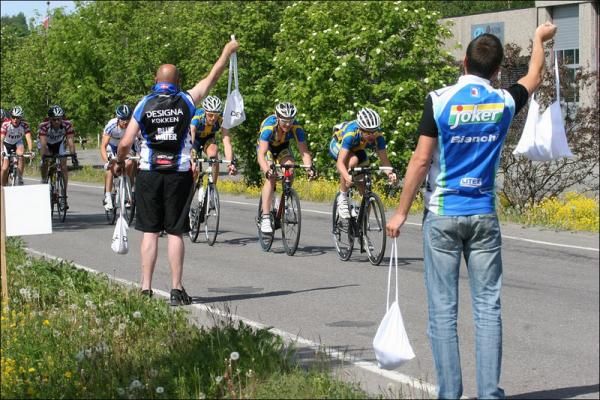 The Swedish teams sits on the front through the feed zone.