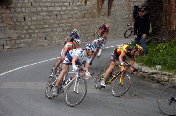 Tom Boonen (Quick Step) takes the inside line