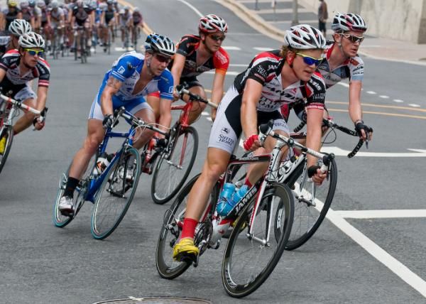 Jackie Simes (Jamis-Sutter Home) leads the field.