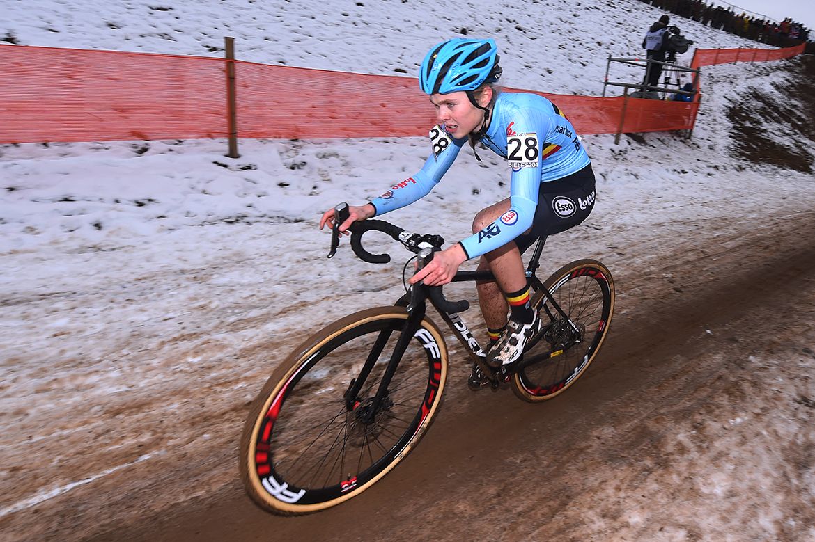Laura Verdonschot navigating the course in Bieles