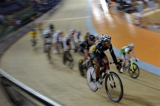 Action in a men's points race qualifying heat.