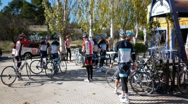 Time for a break. The RadioShack and Leopard riders pull over.