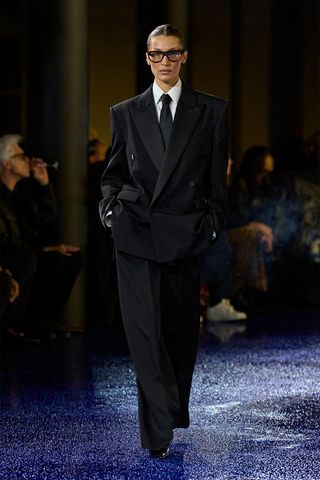 Tampilan runway Saint Laurent musim semi/panas 2025.