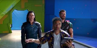Thor: Ragnarok Taika Waititi goofing off in front of Tom Hiddleston and Chris Hemsworth