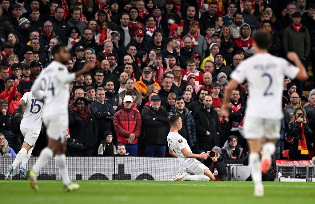 L'attaquant néerlandais de Toulouse #09 Thijs Dallinga célèbre après avoir marqué le but égalisateur lors du match de football du groupe E de l'UEFA Europa League entre Liverpool et Toulouse à Anfield à Liverpool, dans le nord-ouest de l'Angleterre, le 26 octobre 2023. (Photo d'Oli SCARFF / AFP) (Photo de OLI SCARFF/AFP via Getty Images)