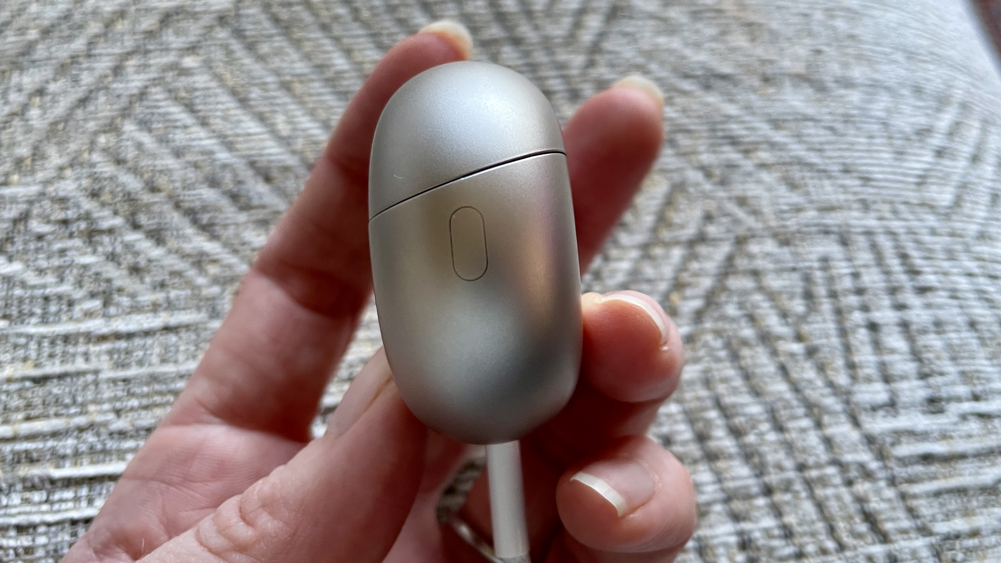 سماعات Huawei FreeBuds Pro 5 في الخارج، بالقرب من بعض أزهار النرجس البري، في شمس الظهيرة