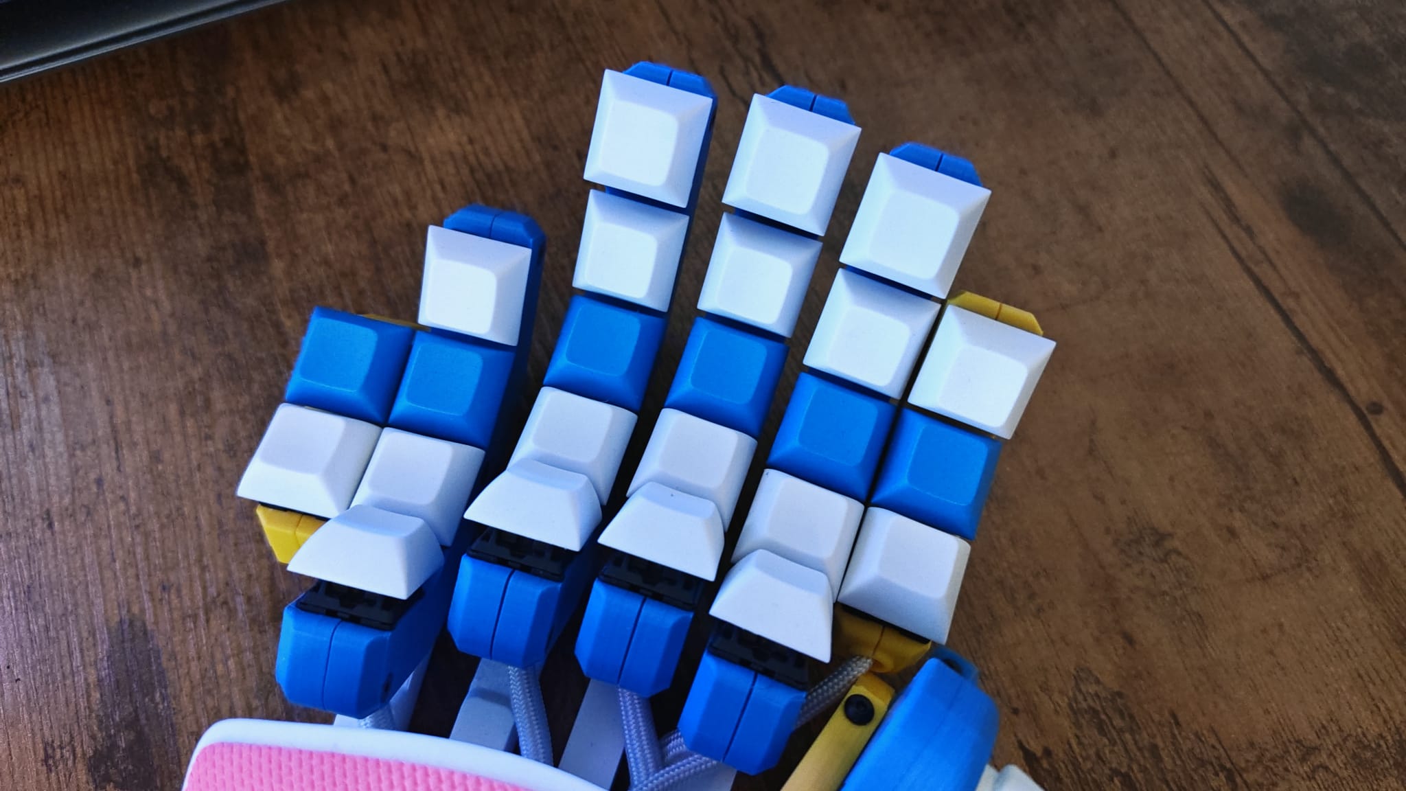 The Azeron Keyzen&#039;s keycaps