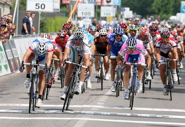 Mattia Gavazzi (Diquigiovanni-Androni) takes the win ahead of Alessandro Petacchi (LPR Brakes) and Andrea Grendene (Lampre).