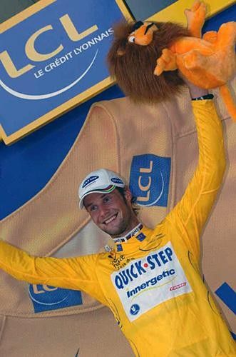 Tom Boonen (Quick.Step) salutes in the yellow jersey