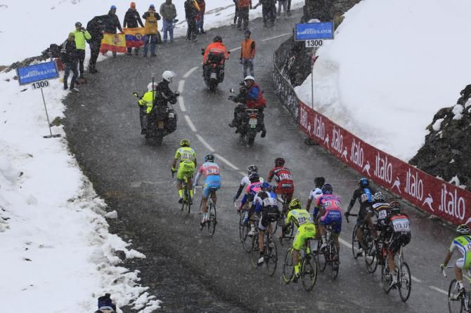 The favourites approach the final stretches of the Galibier together