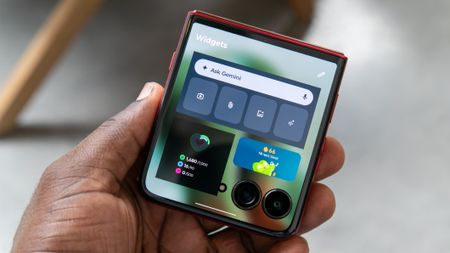 Widgets on the Razr Ultra 2025 cover screen