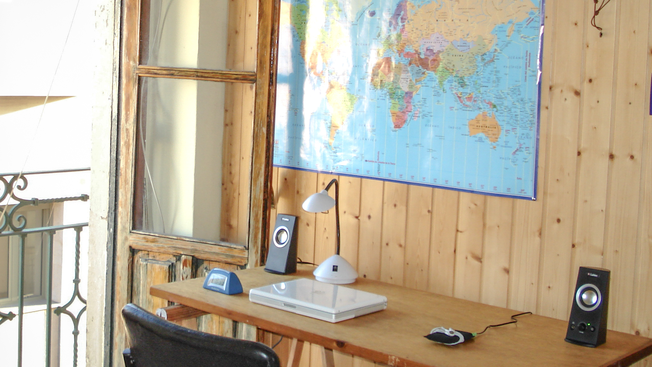 یک iBook G4 روی میز