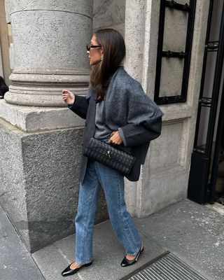 @fakerstrom wears an elegant winter outfit consisting of blue jeans, a grey jacket and an east-west shaped bag