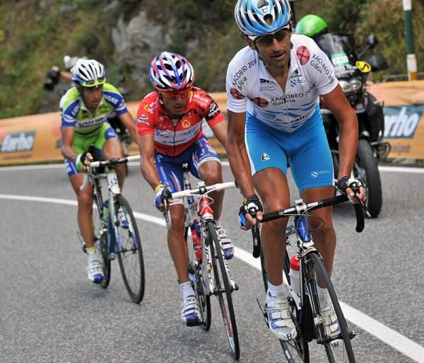 Ezequiel Mosquera (Xacobeo Galicia) flies up the finishing climb while Joaquin Rodriguez (Katusha) and Vincenzo Nibali (Liquigas - Doimo) try to stay with the Spaniard.