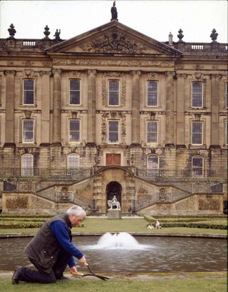 Chatworth House in 1994, with gardender Jim Link trimming the lawns. ©Tim Imrie-Tait/Country Life Picture Library