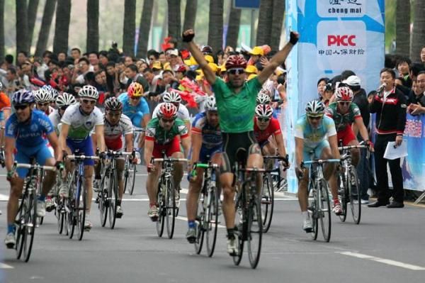 Francisco Ventoso (Carmiooro A-Style) wins the bunch sprint into Haikou.