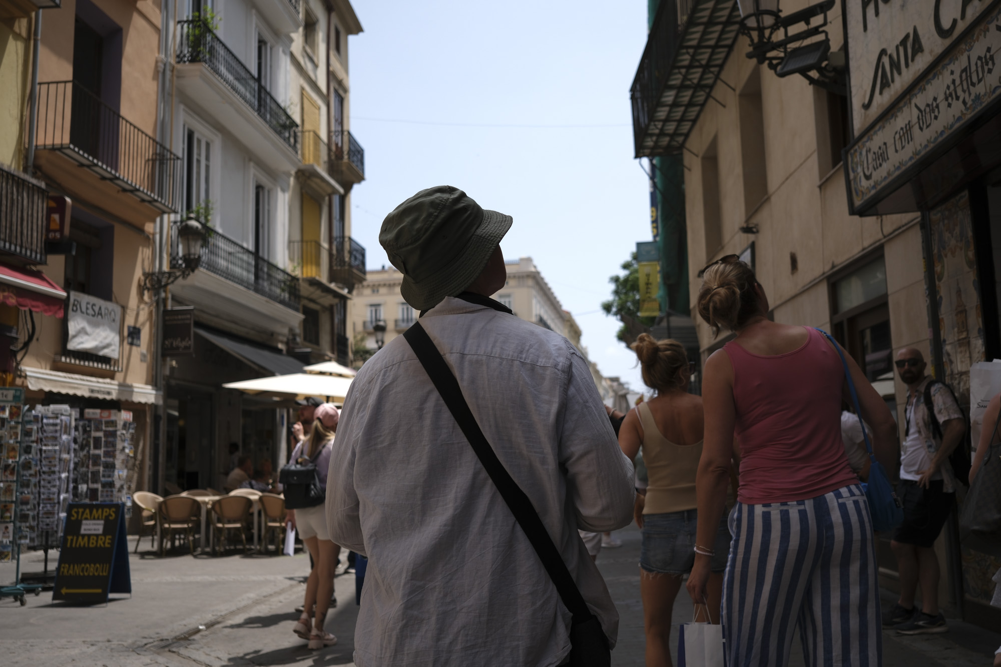 Street photography in Valencia, Spain, taken with the Fujifilm X-E5 mirrorless camera and XF 23mm f/2.8 lens
