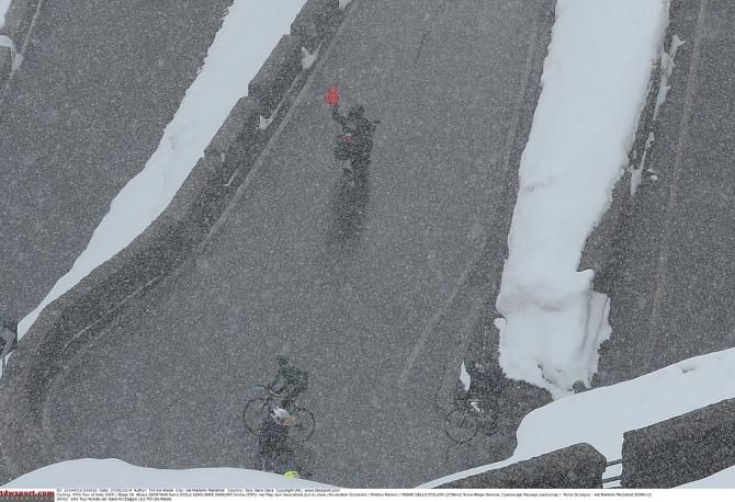 The moment of controversy: did the moto ref with the red flag indicate the race situation was neutral on the Stelvio?