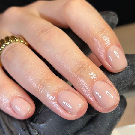 Junior beauty editor Grace Lindsay getting a Hard BIAB manicure