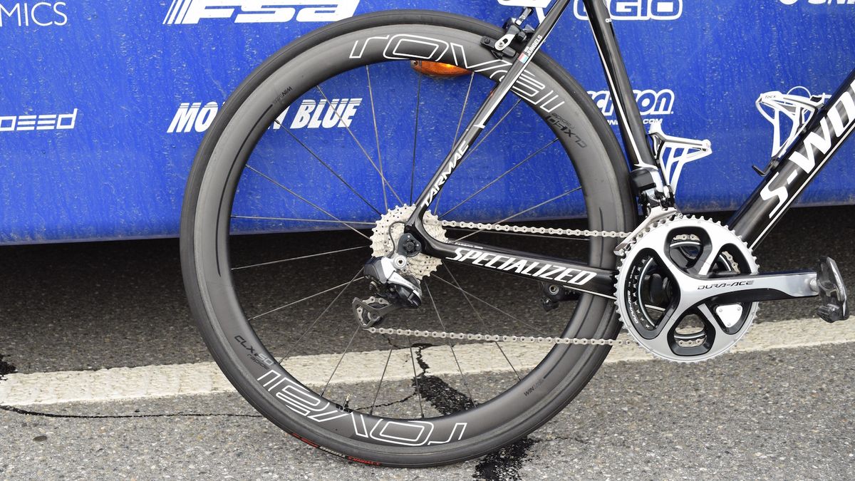The bike is paired with a Roval CLX 50 carbon wheelset