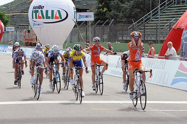 Elena Cecchini (A.S.D. S.C. Vecchia Fontana) outsprinted 12 other riders to win Italy's Junior women's road race.