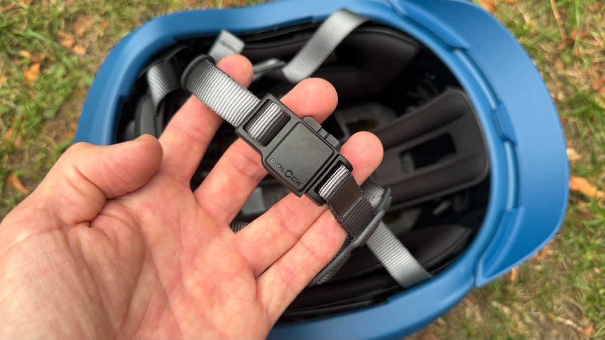 The Fidlock buckle on the Unit Aura