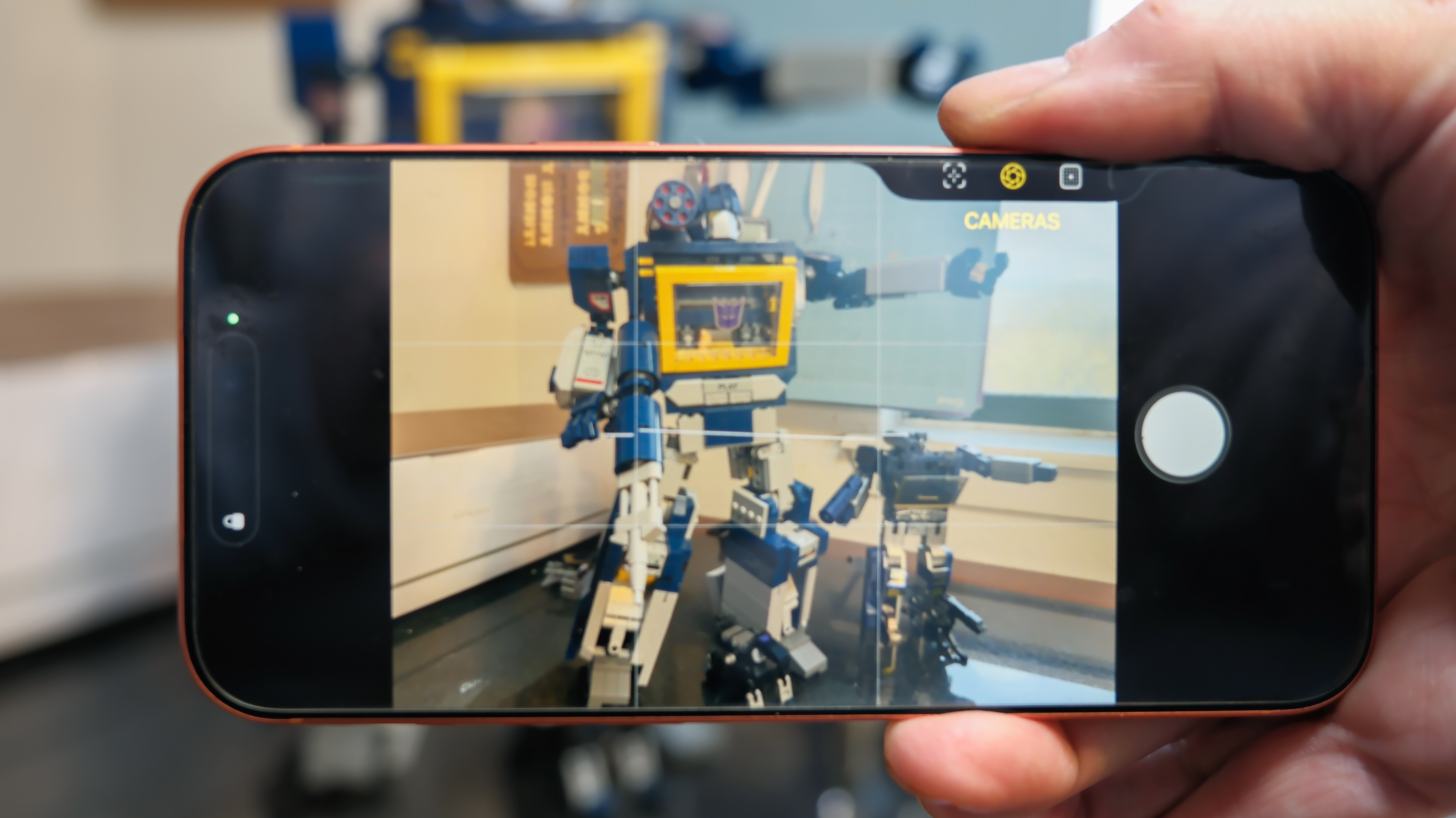Softwarefuncties van de Camera Control-knop op de Apple iPhone 17 Pro Max in Cosmic Orange, met zoom, camerawisseling, Magnifier-app en meer