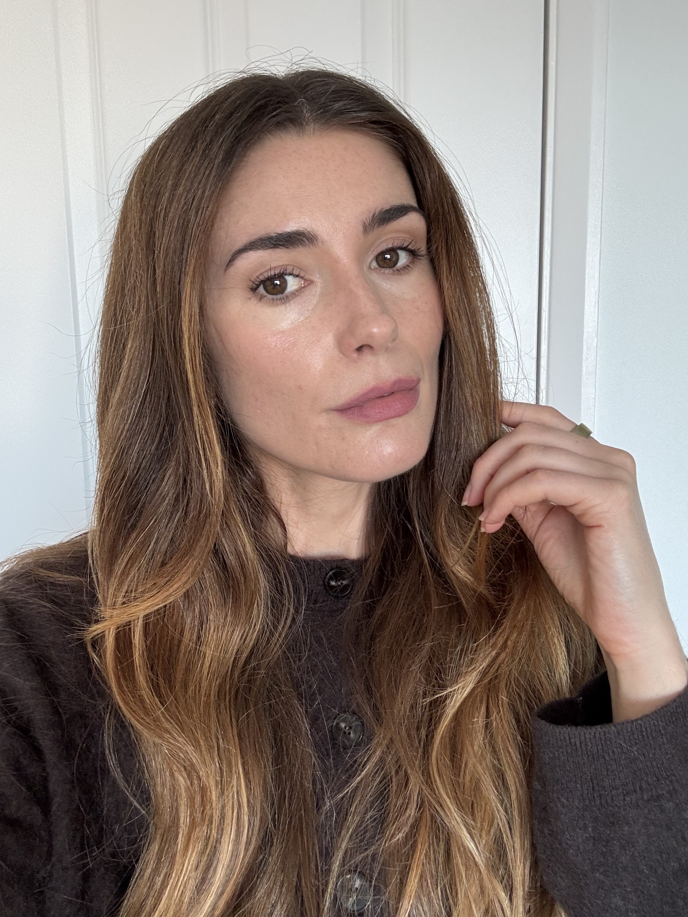Eleanor wearing Hourglass Phantom Blur Balm in Whisper