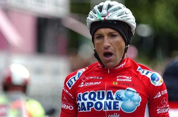 Deep breaths for Stefano Garzelli (Acqua &amp; Sapone-Caff&egrave; Mokambo).
