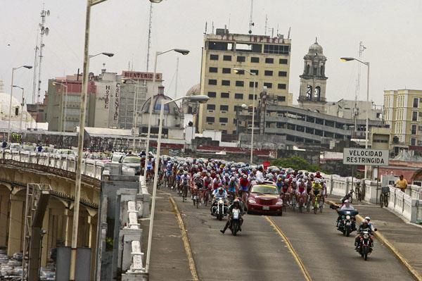 The peloton leaves Veracruz.