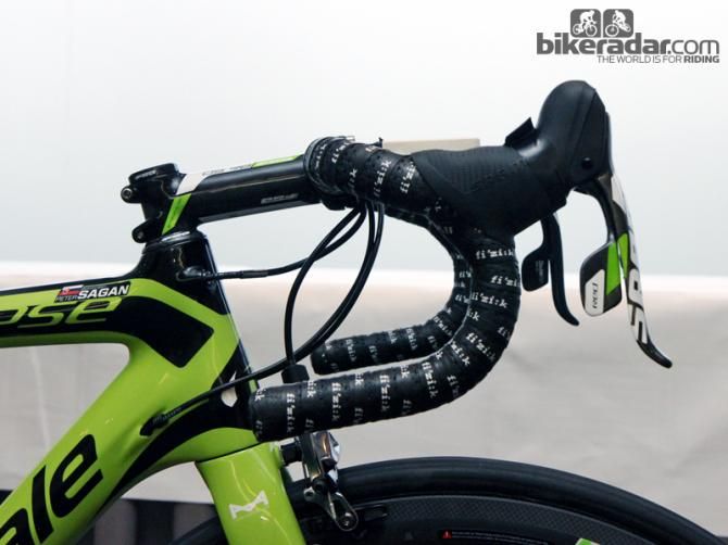 Like many pro riders, Peter Sagan (Cannondale Pro Cycling) prefers traditional-bend handlebars. Sagan is also following the recent trend of narrower bars with these measuring 42cm center-to-center