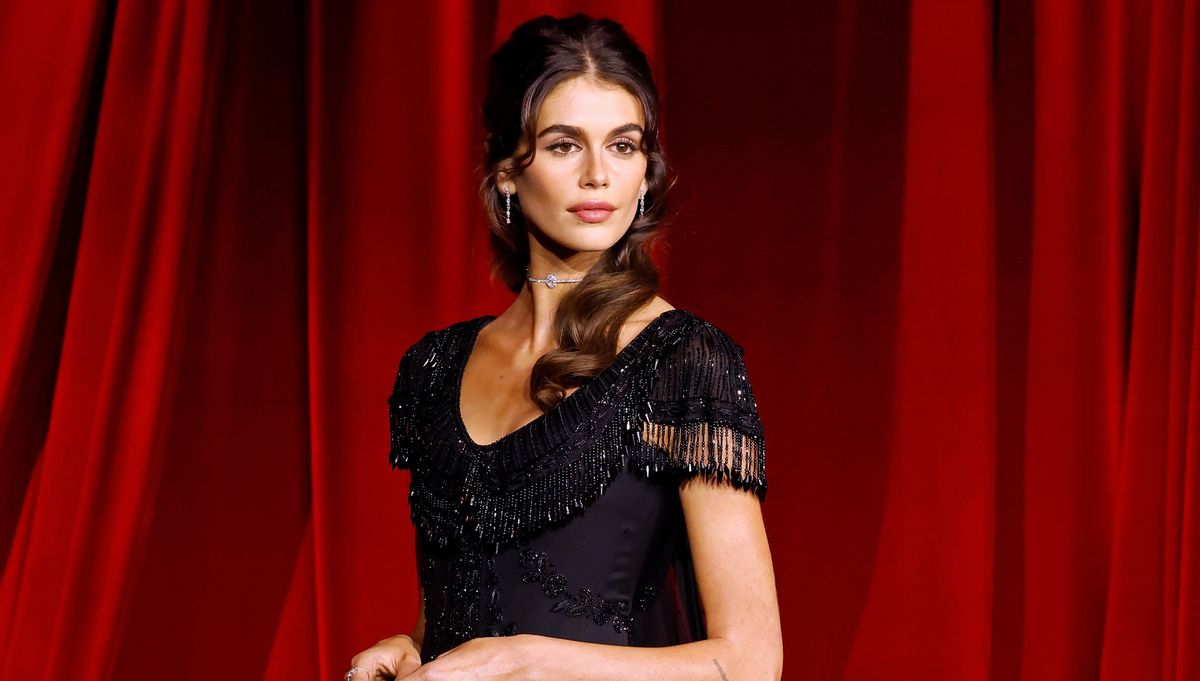 Kaia Gerber incarne Audrey Hepburn dans la couture Givenchy vintage la plus élégante