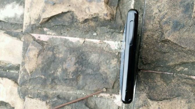 The top edge of the Galaxy Note 8 looks to house the SIM card slot. Credit: Weibo