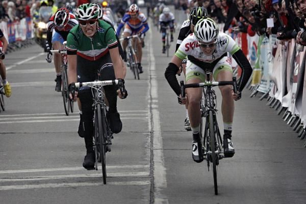 Adrie Visser (Skil 1T4i) sprints to victory.