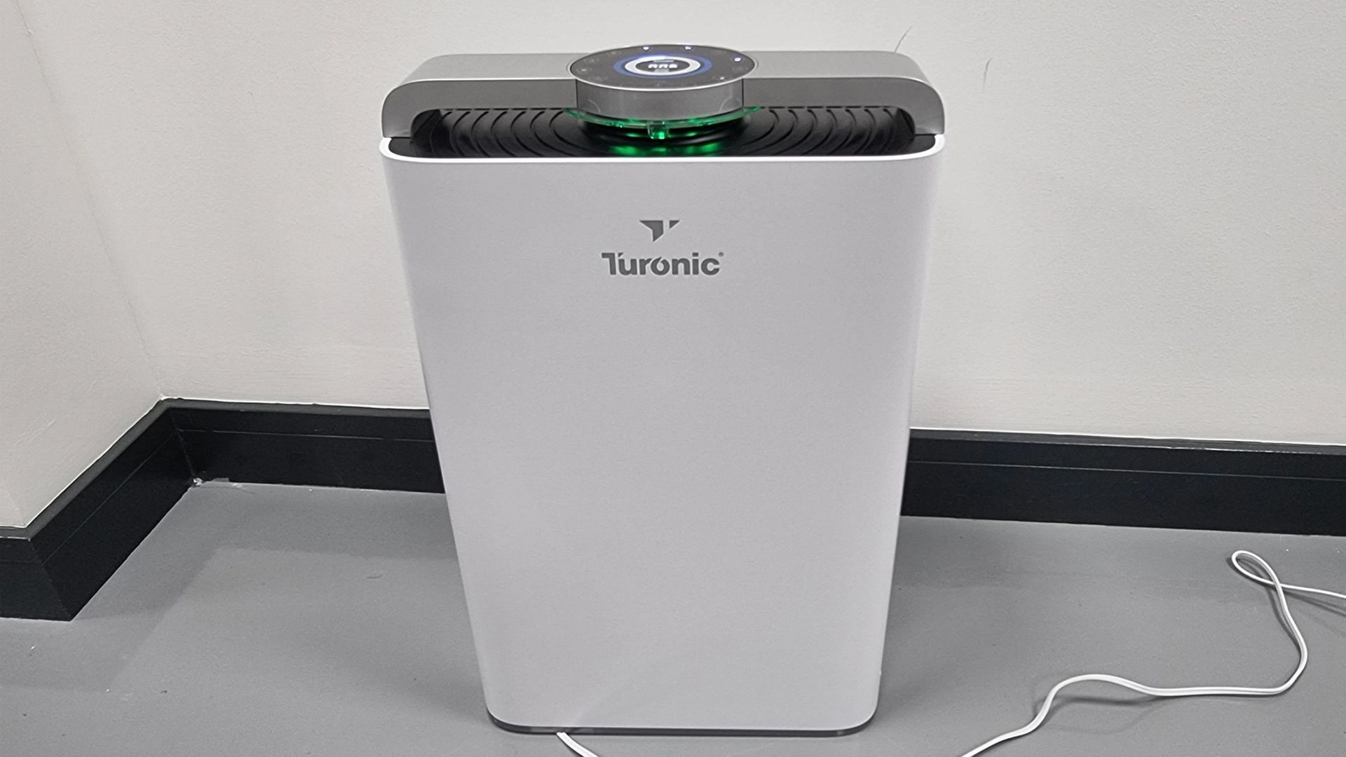 Turonic PH950 air purifier in the home